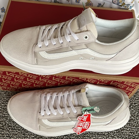 Vans WMNS Old Skool Over
Light Grey/White
VN0A7Q5ELGX
Platforms Sneakers - Picture 4 of 16